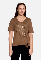 Print-T-Shirt mit Schleifenknoten / Modellfoto Vorderseite