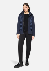 Outdoorjacke mit abnehmbarer Kapuze / Modellfoto Vorderseite (Outfit)