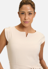 Eleganter Jumpsuit mit Bindegürtel / Detailbild