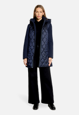 Outdoorjacke mit abnehmbarer Kapuze / Modellfoto Vorderseite (Outfit)