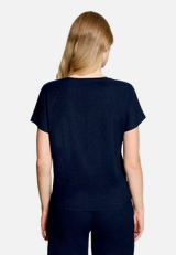 T-Shirt  aus Crêpe-Stoff mit V-Ausschnitt  / Modellfoto Rückseite