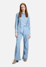 Casual-Hose mit offenem Saum / Modellfoto Vorderseite (Outfit)