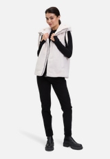 Plüschweste mit Kapuze / Modellfoto Vorderseite (Outfit)