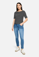 Ringelshirt mit U-Boot-Ausschnitt / Modellfoto Vorderseite (Outfit)