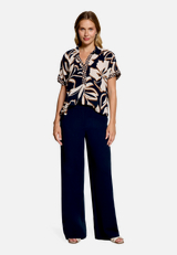 Schlupfbluse  mit floralem Muster  / Modellfoto Vorderseite (Outfit)