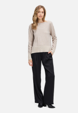 Strickpullover mit Pailletten / Modellfoto Vorderseite (Outfit)