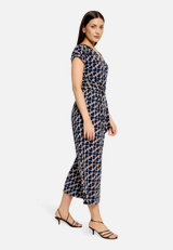 Jumpsuit  kurzarm mit grafischem Muster  / Modellfoto Vorderseite (Outfit)