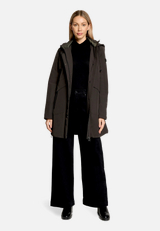 Outdoorjacke mit abnehmbarer Kapuze / Modellfoto Vorderseite (Outfit)