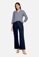 Wideleg Jeans mit Used Waschung  / Modellfoto Vorderseite (Outfit)