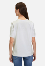 Basic Shirt mit Aufdruck / Modellfoto Rückseite