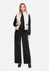 Steppweste mit Reißverschluss / Modellfoto Vorderseite (Outfit)