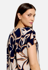 Shirt  mit Wasserfallausschnitt und Blumen / Detailbild