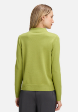 Basic-Strickpullover mit Stehkragen / Modellfoto Rückseite