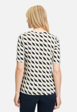 Basic Shirt mit Print / Modellfoto Rückseite