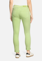 Slim Fit Jeans  mit Stretch-Anteil Style Sunny Short  / Modellfoto Rückseite