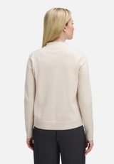 Basic-Strickpullover mit Stehkragen / Modellfoto Rückseite