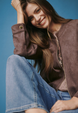 Velourslederjacke mit Stehkragen  / Imagebild