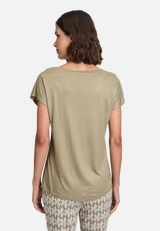 Basic Shirt mit V-Ausschnitt / Modellfoto Rückseite