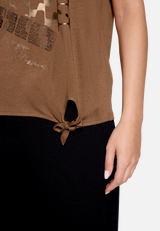 Print-T-Shirt mit Schleifenknoten / Detailbild