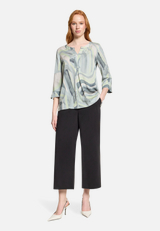 Schlupfbluse mit Muster / Modellfoto Vorderseite (Outfit)