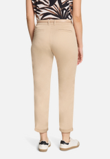 Chino-Hose unifarben / Modellfoto Rückseite