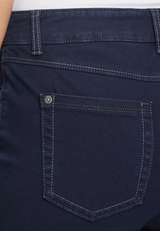 Basic-Jeans mit aufgesetzten Taschen / Detailbild