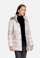 Outdoorjacke mit abnehmbarer Kapuze / Modellfoto Vorderseite