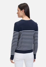 Basic-Strickjacke mit Streifen / Modellfoto Rückseite