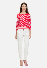 Casual-Hose Slim Fit / Modellfoto Vorderseite (Outfit)