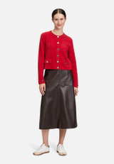 Casual-Strickjacke mit Knopfleiste / Modellfoto Vorderseite (Outfit)