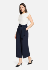 Jumpsuit mit Eingrifftaschen / Modellfoto Vorderseite (Outfit)