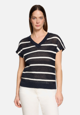Lochstrick-Pullover mit Streifen / Modellfoto Vorderseite