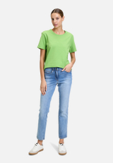 Basic Shirt mit Struktur / Modellfoto Vorderseite (Outfit)
