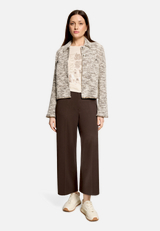 Culotte  mit Bügelfalte und elastischem Bund / Modellfoto Vorderseite (Outfit)