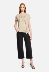 Halbarm-Shirt mit Schleifenknoten / Modellfoto Vorderseite (Outfit)