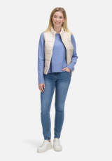 Steppweste mit Reißverschluss / Modellfoto Vorderseite (Outfit)
