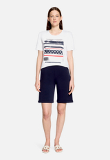 Basic Shirt mit Aufdruck / Modellfoto Vorderseite (Outfit)