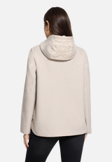 Outdoorjacke mit Kapuze / Modellfoto Rückseite