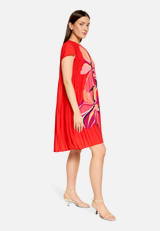 Plisseekleid kurzarm / Modellfoto Vorderseite (Outfit)