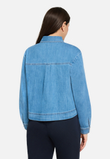 Hemdbluse mit Kragen / Modellfoto Rückseite