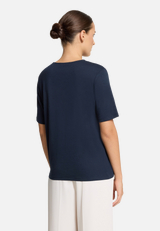 Basic Shirt mit Schleifenknoten / Modellfoto Rückseite