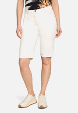 Jeans-Shorts mit aufgesetzten Taschen / Modellfoto Vorderseite