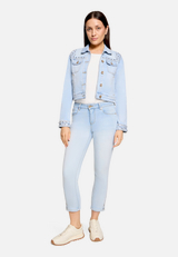Basic-Jeans mit Waschung / Modellfoto Vorderseite (Outfit)