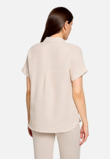 Hemdkragenbluse  mit Knopfleiste  / Modellfoto Rückseite