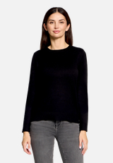Basic-Strickpullover mit Rundhalsausschnitt / Modellfoto Vorderseite