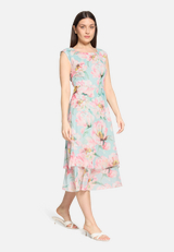 Chiffonkleid mit Bindegürtel / Modellfoto Vorderseite (Outfit)