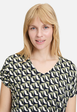 Printshirt mit V-Ausschnitt / Detailbild
