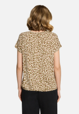 Printshirt mit Gummizug / Modellfoto Rückseite