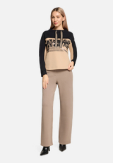 Sweatshirt mit Stehkragen / Modellfoto Vorderseite (Outfit)