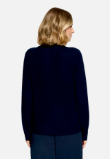 Kaschmir-Pullover mit Stehkragen / Modellfoto Rückseite